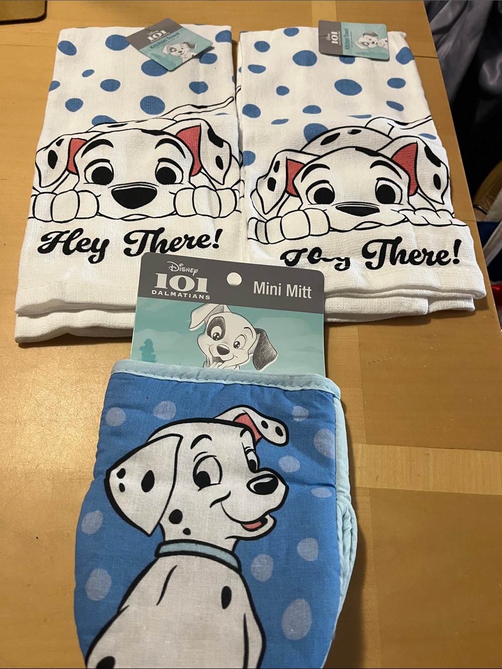Disney 101 Dalmatians set of 2 kitchen towels and oven mitt